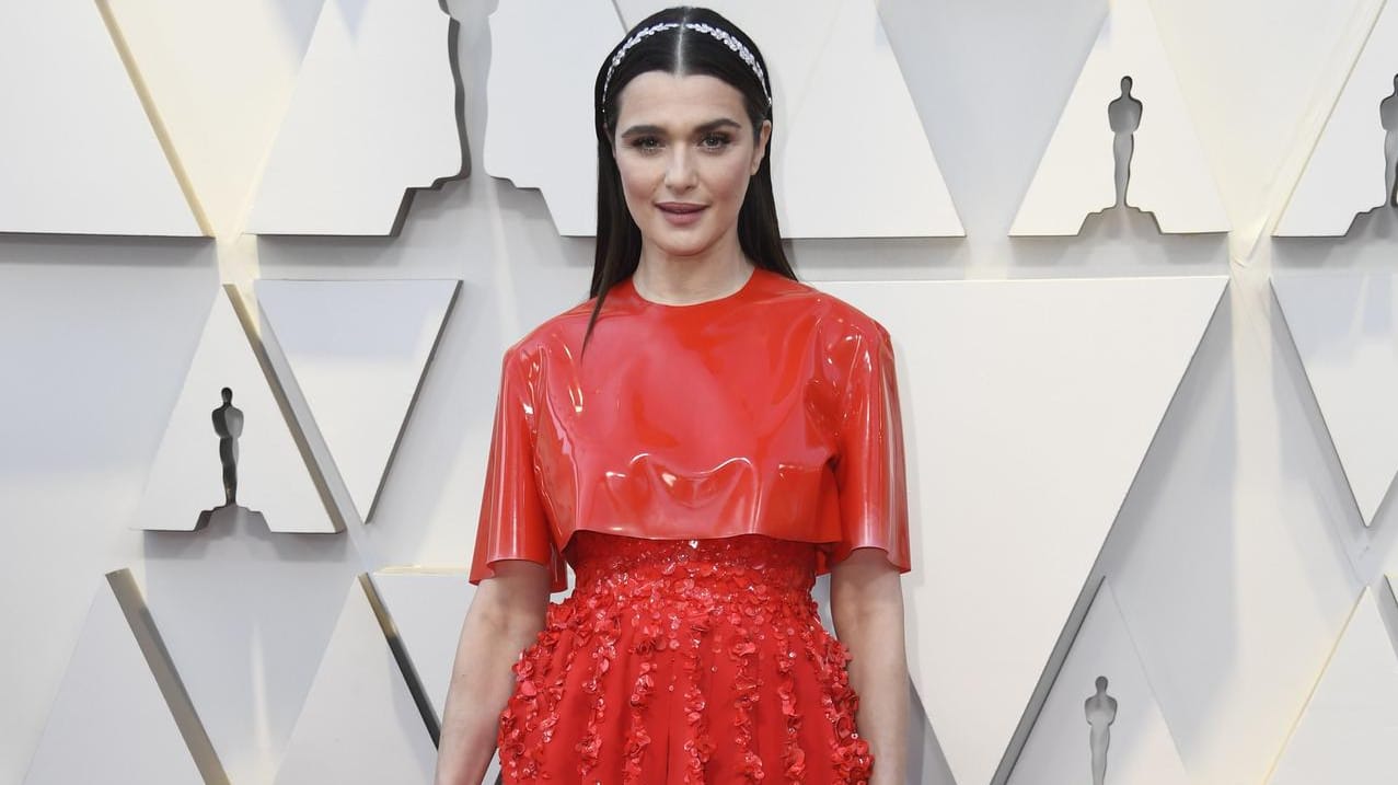 Rachel Weisz: Sie präsentiert ein Kleid in intensivem Rot.