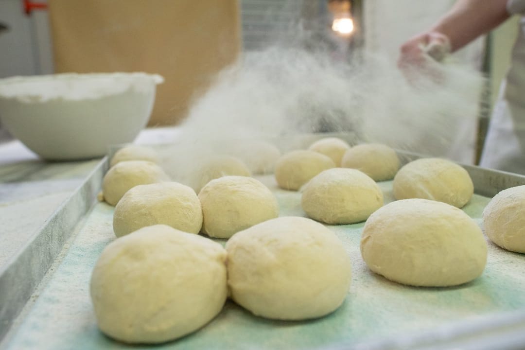 Backwaren auf einem Blech (Symbolbild): In der Konditorei Stechmann wird nicht mehr gebacken.