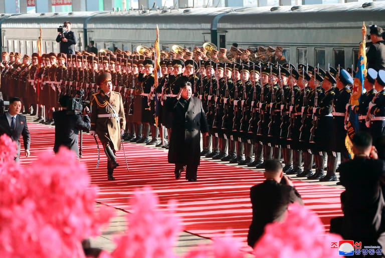 Mit dem Zug reist der nordkoreanische Machthaber Kim Jong zum zweiten Gipfel mit US-Präsident Donald Trump in Vietnams Hauptstadt Hanoi. Kim wurde am 23. Februar in Pjöngjang mit einer Militärparade verabschiedet.