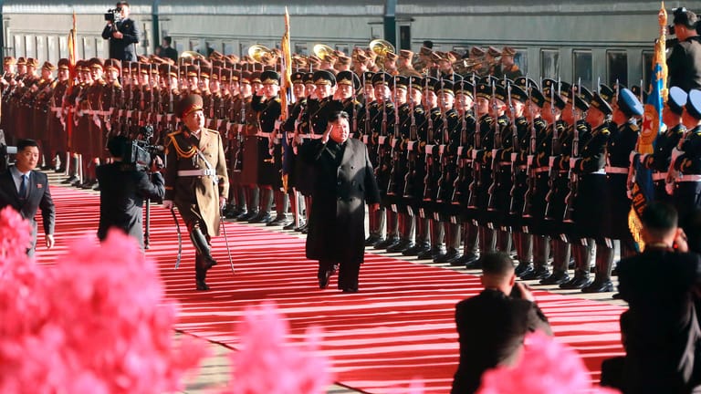 Mit dem Zug reist der nordkoreanische Machthaber Kim Jong zum zweiten Gipfel mit US-Präsident Donald Trump in Vietnams Hauptstadt Hanoi. Kim wurde am 23. Februar in Pjöngjang mit einer Militärparade verabschiedet.