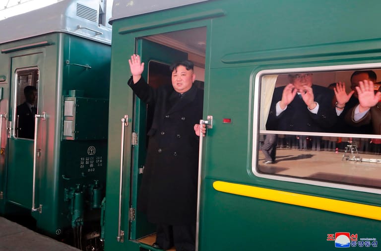 Auf diesem von der nordkoreanischen Regierung zur Verfügung gestellten Foto winkt Kim Jong Un in der Tür seines Zuges, bevor er den Bahnhof in Richtung Vietnam verlässt.