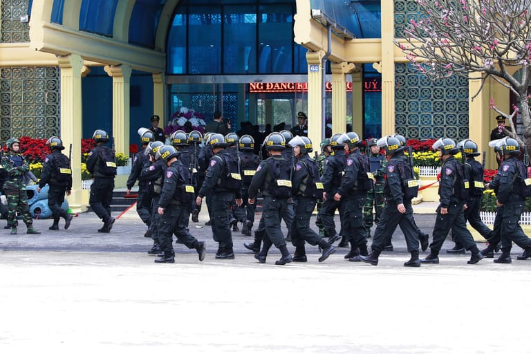 Der Bahnhof wurde zuvor von vietnamesischen Sicherheitskräften abgeriegelt. Soldaten versperrten den Zugang zum Bahnhof. Der Bahnhof sei "geschlossen", sagte ein Soldat. Voraussichtlich bis Dienstag sei kein öffentlicher Zugang möglich.