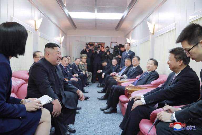 Wie genau Kims Panzerzug ausgestattet ist, ist geheim. Einen seltenen Einblick ins Innere des Zugs gab es im März 2018, als Kim China besuchte. Die staatliche Korean Central News Agency (KCNA) stellte Fotos zur Verfügung, in denen Kim in einem Waggon seines Zuges mit chinesischen Offiziellen zu sehen ist.