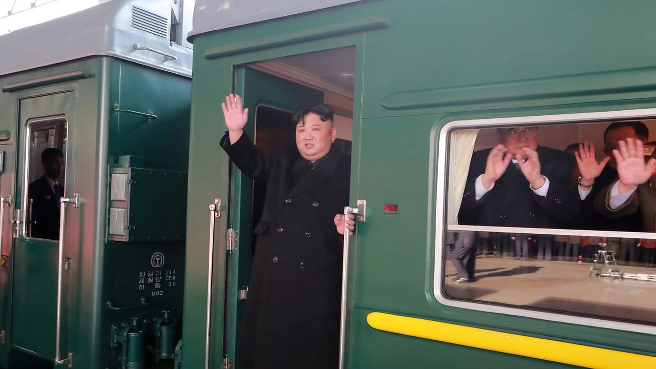 Kim Jong Un winkt vor der Abfahrt nach Hanoi.