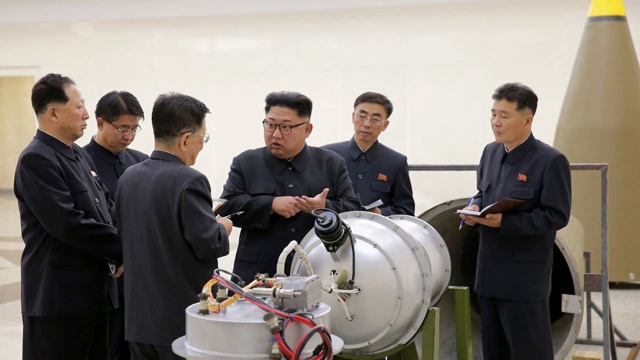 Nordkoreas Staatschef Kim Jong Un neben einem Sprengkopf: Nach Ansicht von Experten hat Pjöngjang nach dem ersten Treffen mit Trump nicht wesentlich abgerüstet.