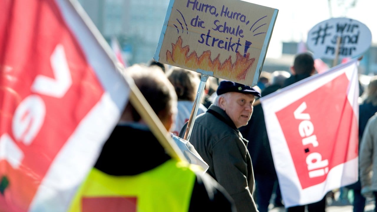 Mit einem Warnstreik der Tarifbeschäftigten der Stadt Hamburg haben Gewerkschaften den Druck vor der nächsten Tarifverhandlungsrunde im öffentlichen Dienst der Länder verschärft.