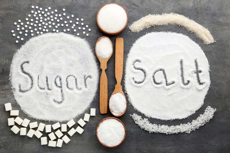 Tipp 7: Zucker und Salz in Maßen: Verzichten Sie auf allzu zuckerhaltige Lebensmittel. Auch Salz sollten Sie nur in Maßen verwenden.