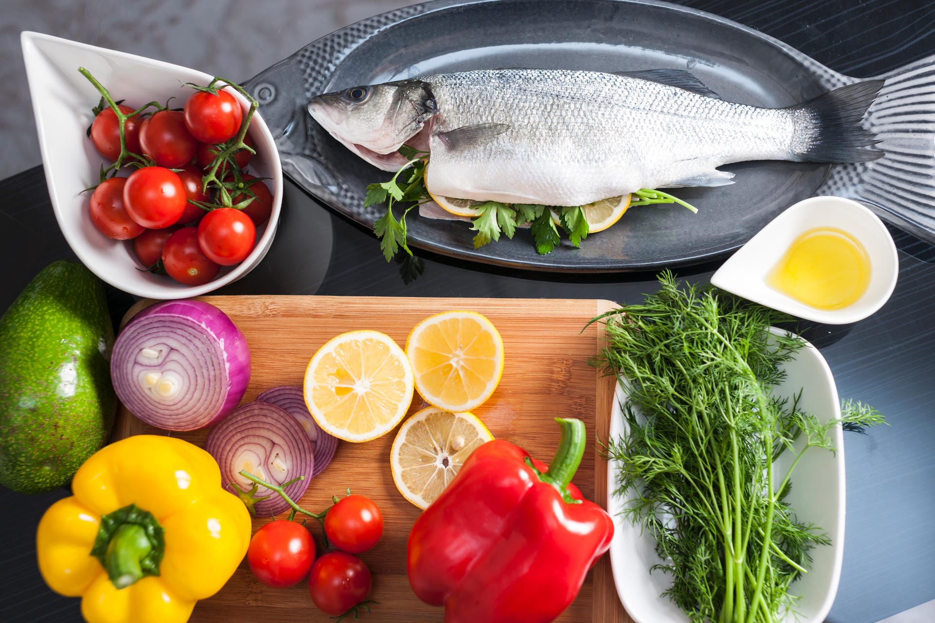 Tipp 9: Wenig Fett und fettreiche Lebensmittel: Setzen Sie auf die mediterrane Diät. Verwenden Sie für die Zubereitung Ihrer Speisen pflanzliche Öle und Fette.