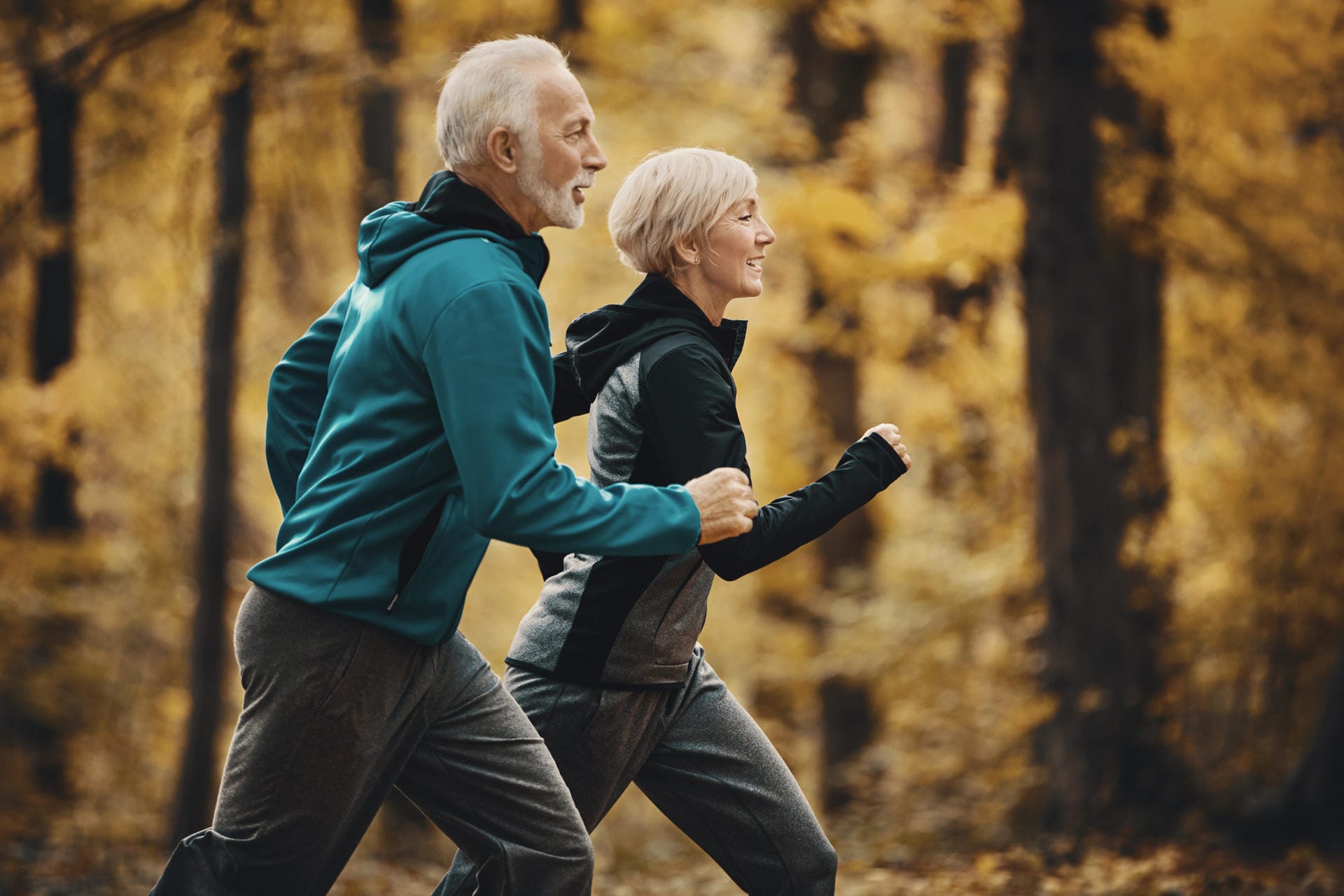 Tipp 3: Bewegung und Sport: Um auch im Alter körperlich fit zu bleiben, ist ein Mix aus Ausdauersport und Krafttraining ideal. Damit beugen Sie nicht nur Herzkreislauf-Erkrankungen vor, sondern fördern auch die geistige Leistung.