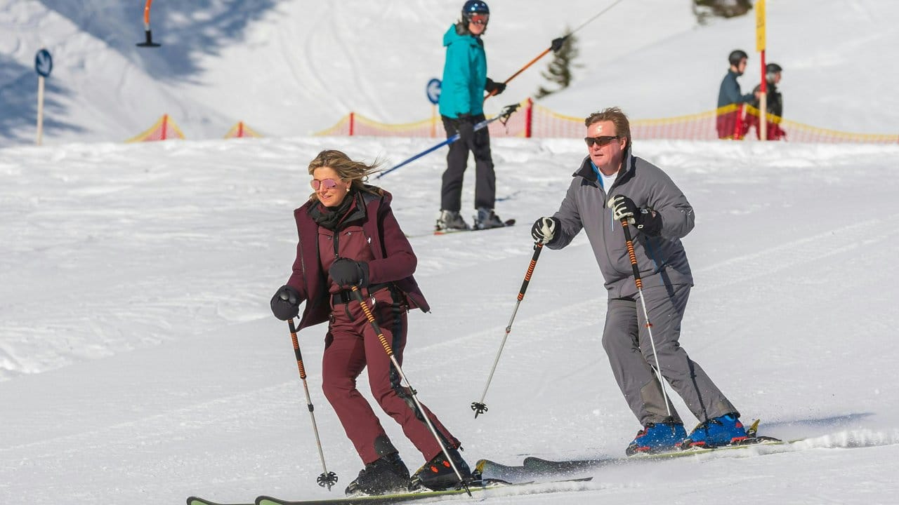 Willem-Alexander, König der Niederlande, und seine Ehefrau Königin Máxima auf der Piste. Willem-Alexander, König der Niederlande, und seine Ehefrau Königin Máxima auf der Piste.