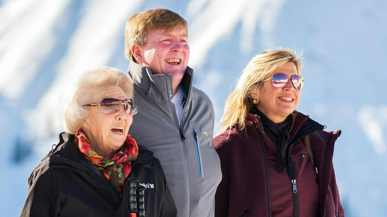 Prinzessin Beatrix (l-r), König Willem-Alexander der Niederlande und seine Ehefrau Königin Máxima im Schnee. Prinzessin Beatrix (l-r), König Willem-Alexander der Niederlande und seine Ehefrau Königin Máxima im Schnee.