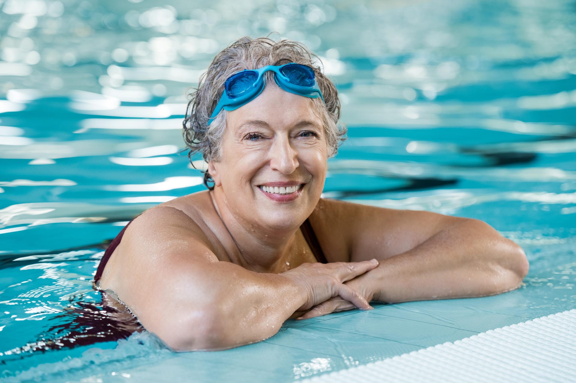 Schwimmen ist wegen des sehr geringen Verletzungsrisikos ein gesunder Ausdauersport für Senioren. Er stärkt das Herzkreislauf-System und trainiert die Muskeln, ohne dabei die Gelenke zu beanspruchen. Daher ist Schwimmen auch für übergewichtige Menschen sehr geeignet.