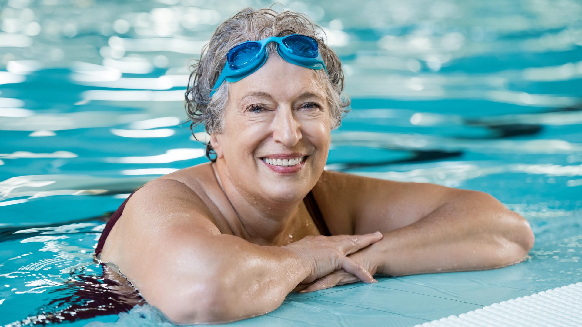 Schwimmen ist wegen des sehr geringen Verletzungsrisikos ein gesunder Ausdauersport für Senioren. Er stärkt das Herzkreislauf-System und trainiert die Muskeln, ohne dabei die Gelenke zu beanspruchen. Daher ist Schwimmen auch für übergewichtige Menschen sehr geeignet.