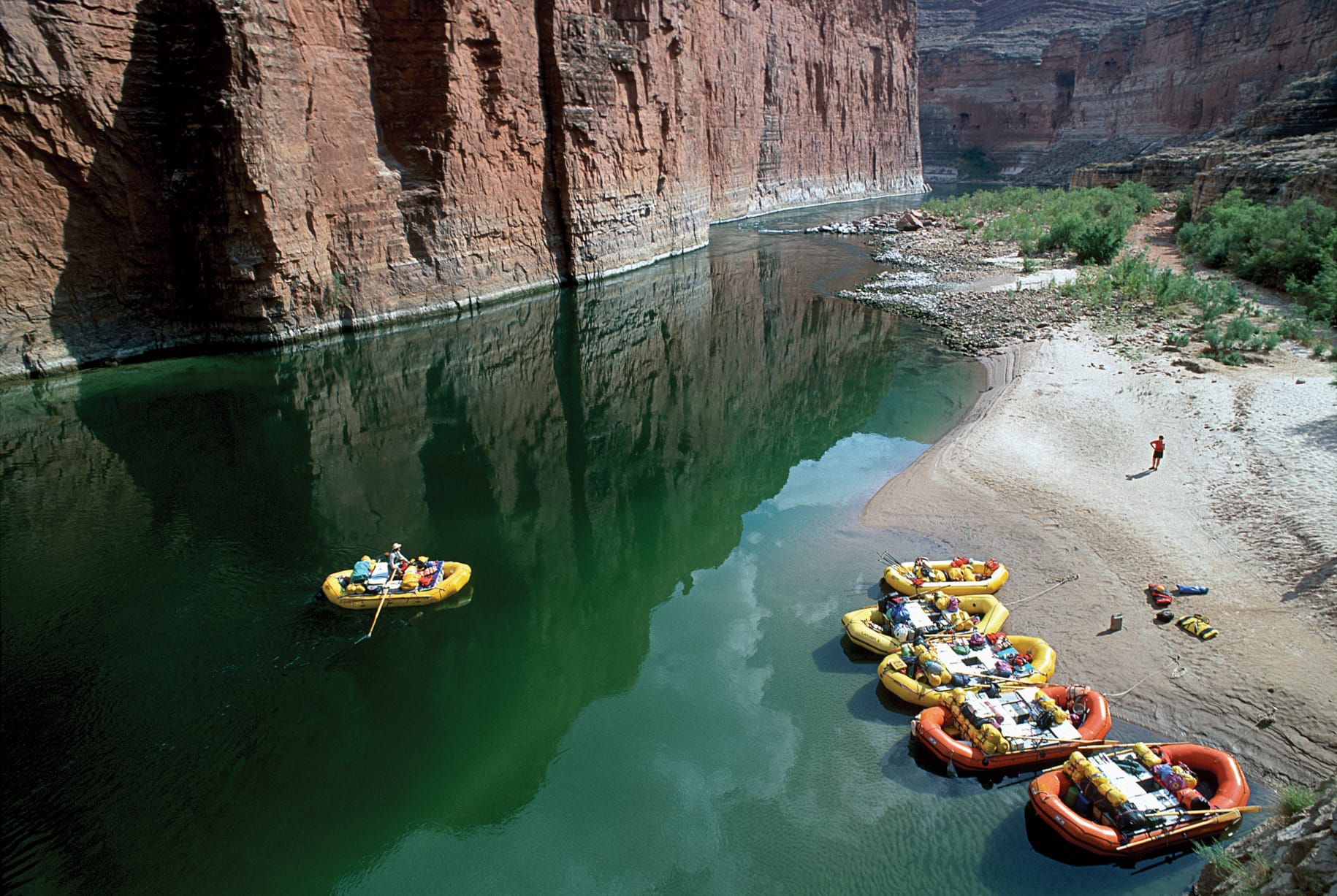 Schlauchboote in der Schlucht: Mutige Touristen zieht es zum Rafting auf den Colorado River.