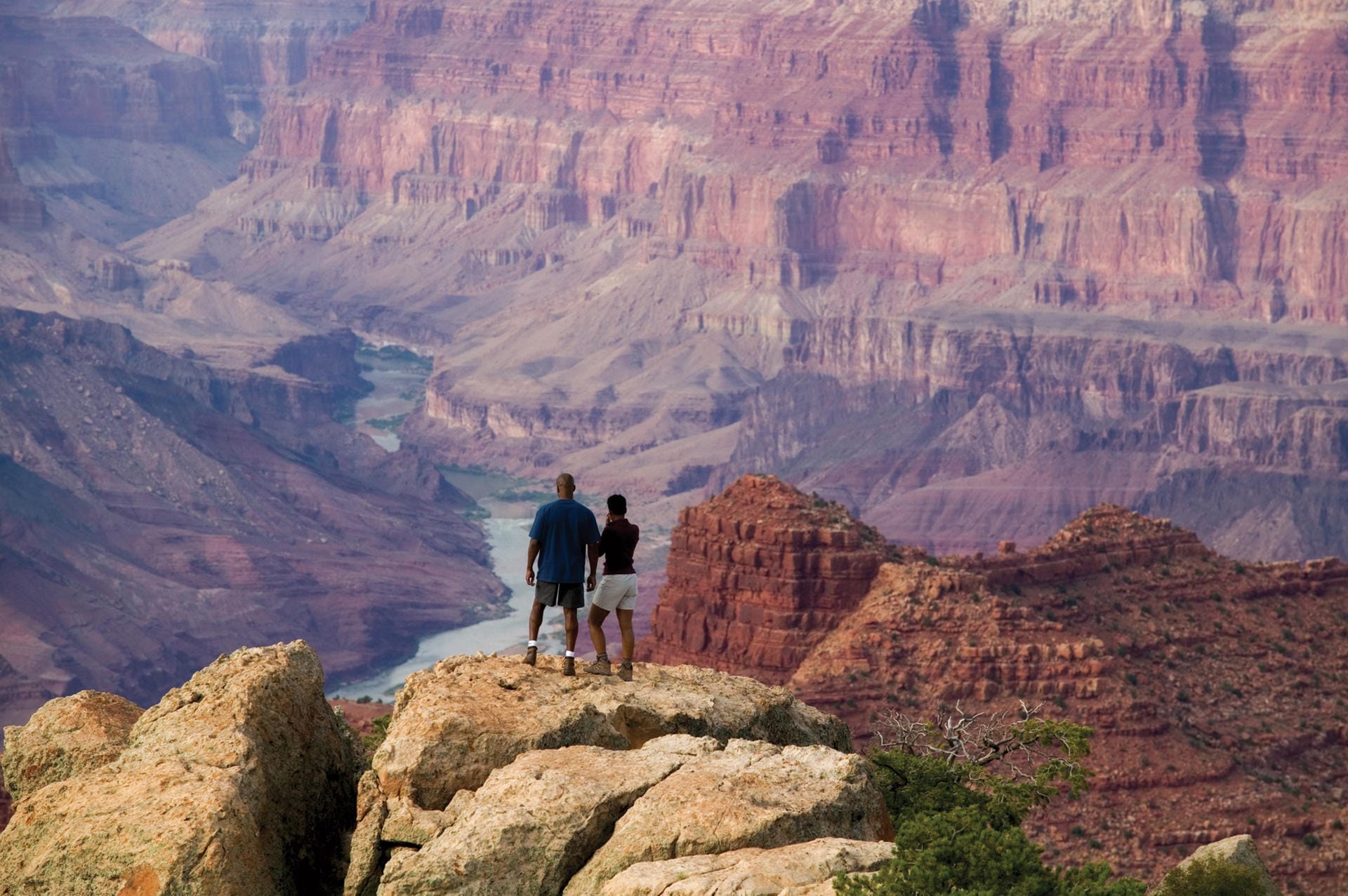 Aussichtspunkt am Grand Canyon: Wer die Schlucht mit allen Sinnen erleben will, wandert durch den Grand Canyon.