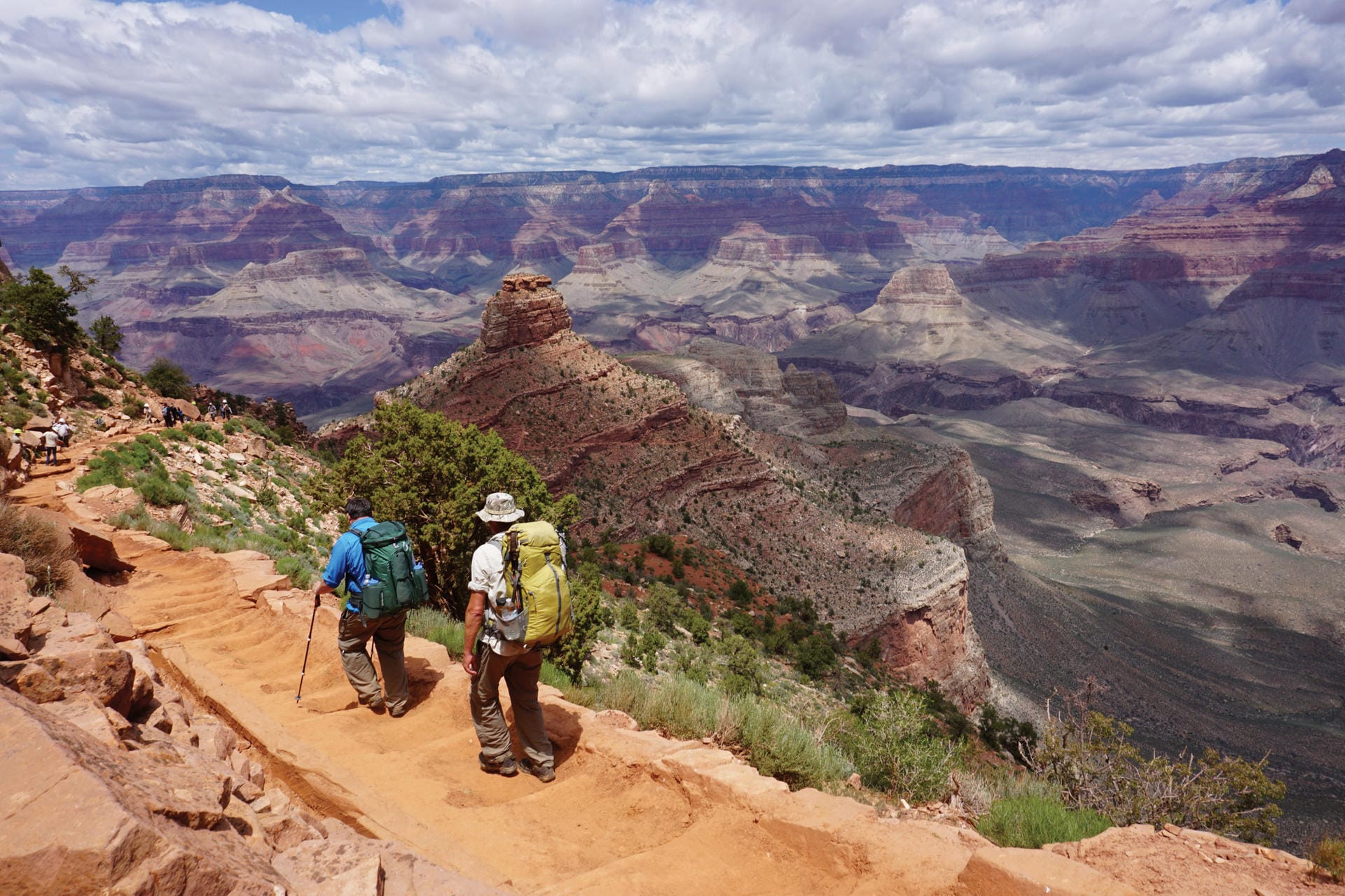 Blick über Canyon: Wanderer unterwegs auf dem South Kaibab Trail im Grand Canyon.
