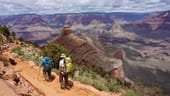 Blick über Canyon: Wanderer unterwegs auf dem South Kaibab Trail im Grand Canyon.