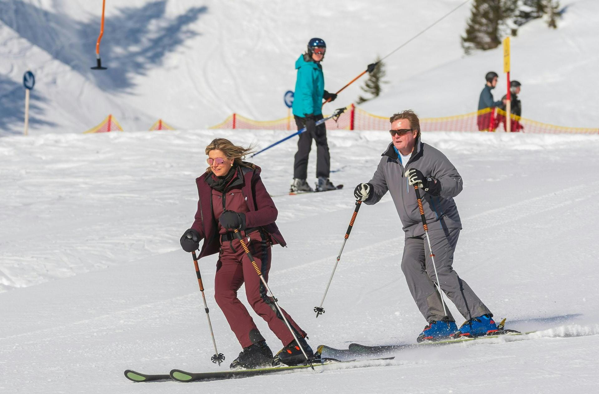 Endlich Winterurlaub: Willem-Alexander, König der Niederlande, und seine Ehefrau Königin Maxima fahren durch das österreichische Skigebiet Lech.