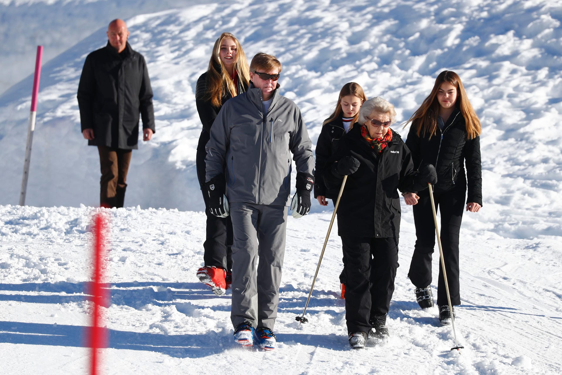 Spaziergang im Schnee: Die niederländische Königsfamilie läuft durch den österreichischen Skiort Lech.