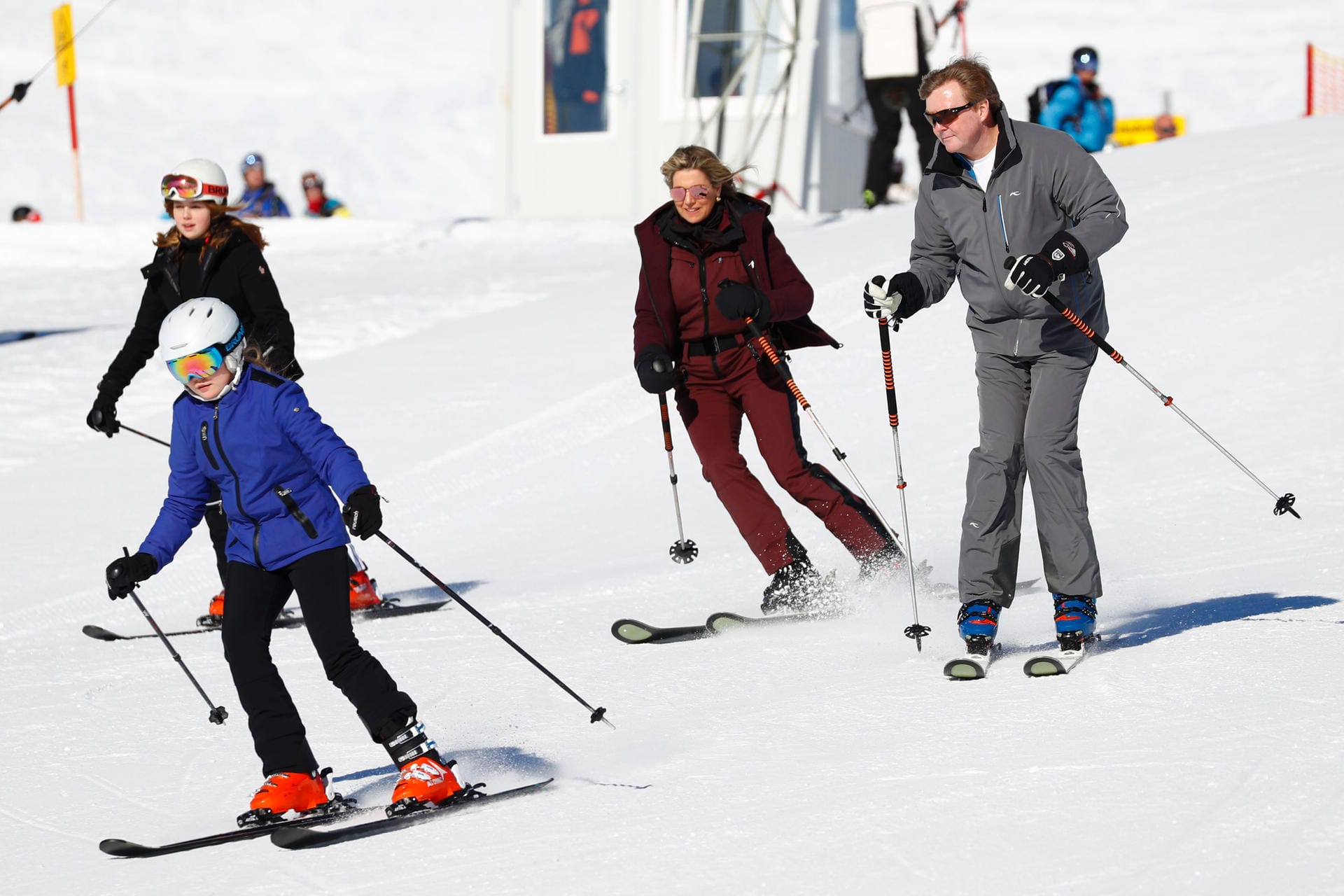 Endlich Winterurlaub in Lech: Die niederländische Königsfamilie fährt bei einem traditionellen Fototermin die Piste hinab.