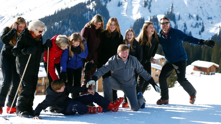 Zeit zum Herumalbern: Auf der Skipiste in Lech genießt die niederländische Königsfamilie ihren Urlaub.