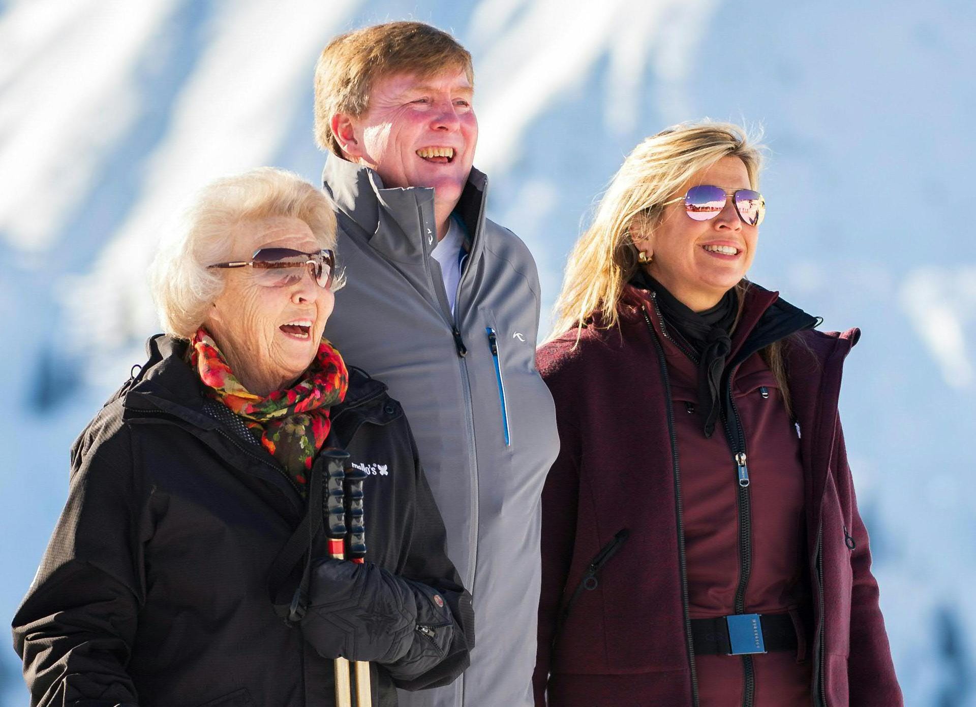 In ihrem Winterurlaub im österreichischen Skigebiet Lech genießen Prinzessin Beatrix, König Willem-Alexander der Niederlande und seine Ehefrau Königin Maxima das traumhafte Wetter.