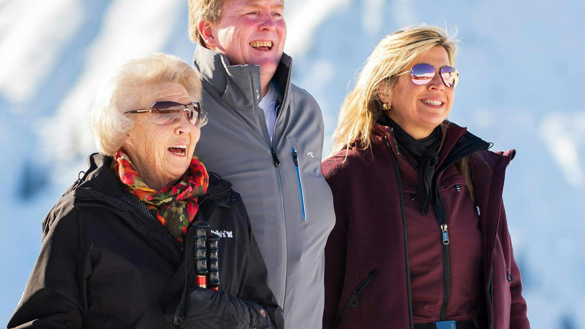 In ihrem Winterurlaub im österreichischen Skigebiet Lech genießen Prinzessin Beatrix, König Willem-Alexander der Niederlande und seine Ehefrau Königin Maxima das traumhafte Wetter.