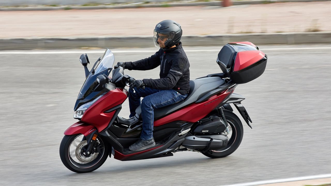 Honda hat der Forza-Reihe neue Elemente spendiert. Honda hat der Forza-Reihe neue Elemente spendiert.