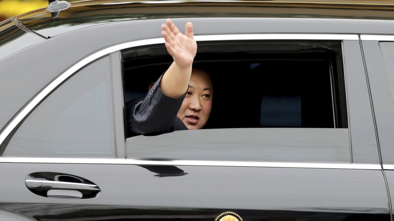 Kim Jong Un winkt in der vietnamesischen Grenzstadt Dong Dang aus seiner Limousine.