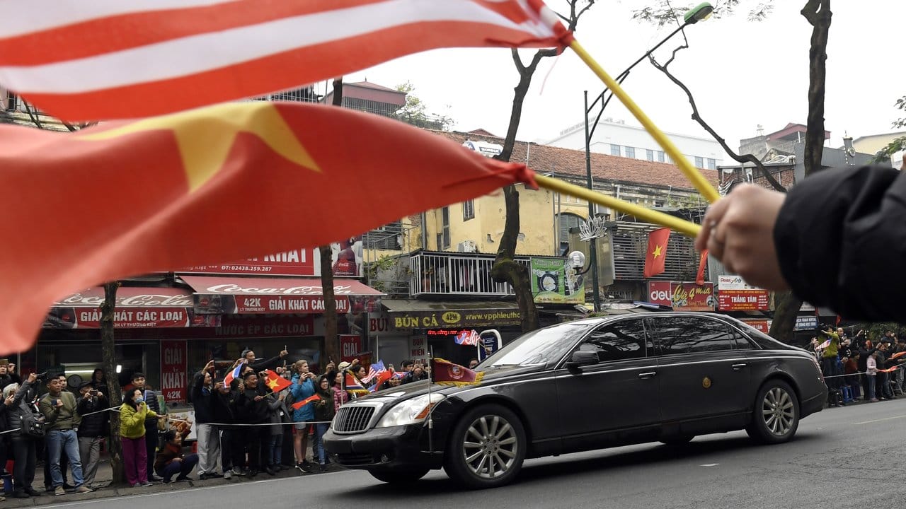 Die Autokolonne mit Kim Jong Un kommt in Hanoi an.