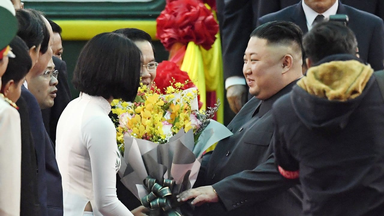 Kim Jong Un wird bei seiner Ankunft in Vietnam mit Blumen begrüßt.