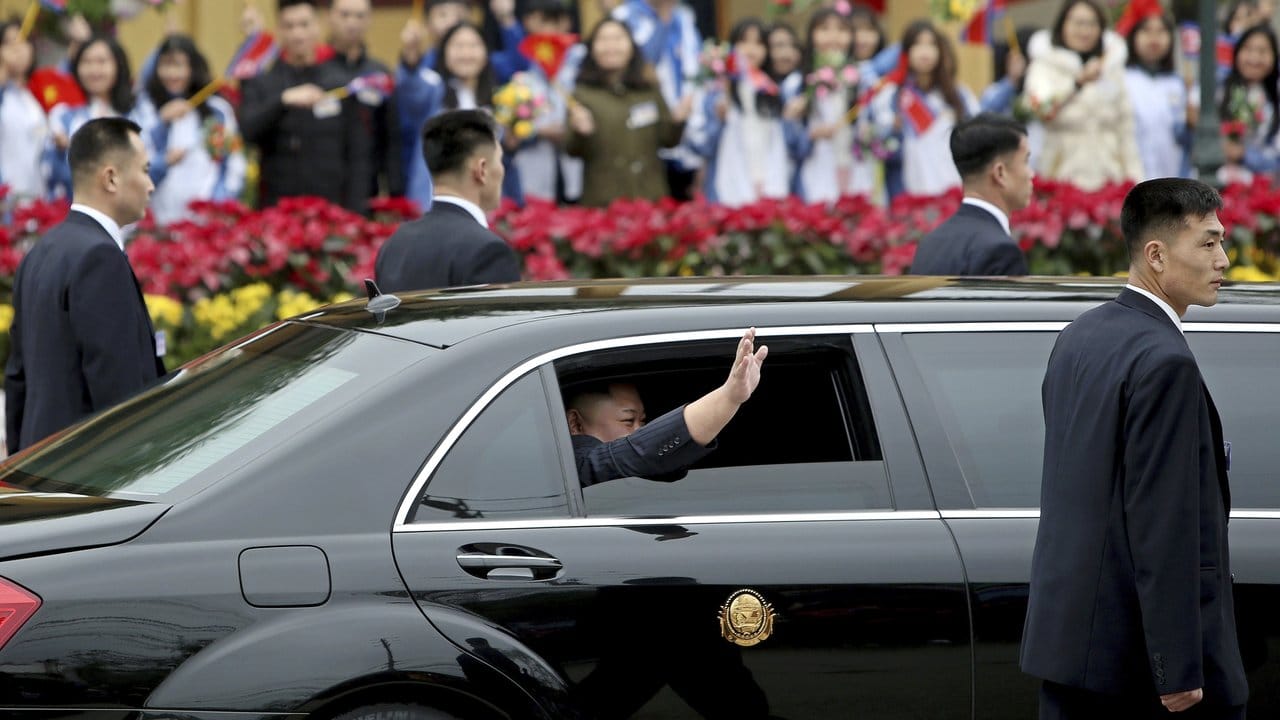 Leibwächter begleiten in Dong Dang die Limousine von Kim Jong Un.
