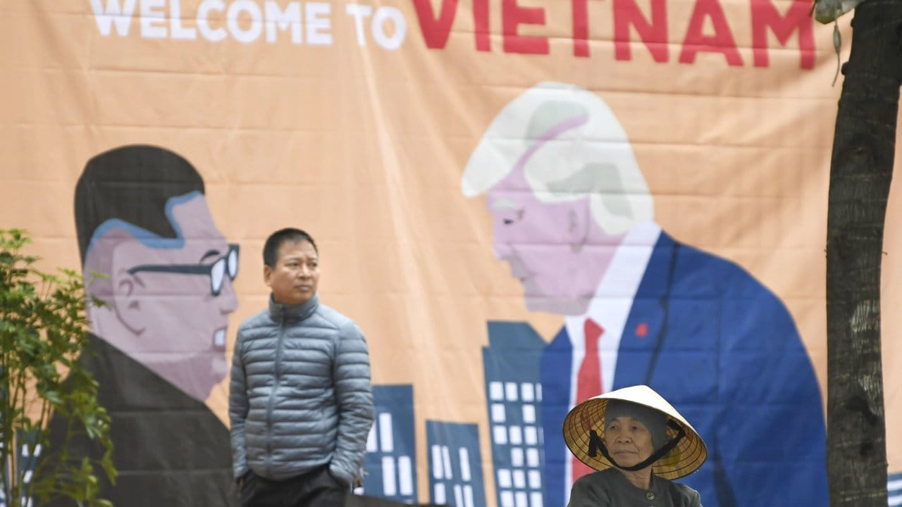 "Willkommen": Ein Banner mit Kim Jong Un und US-Präsident Donald Trump hängt in hanoi.