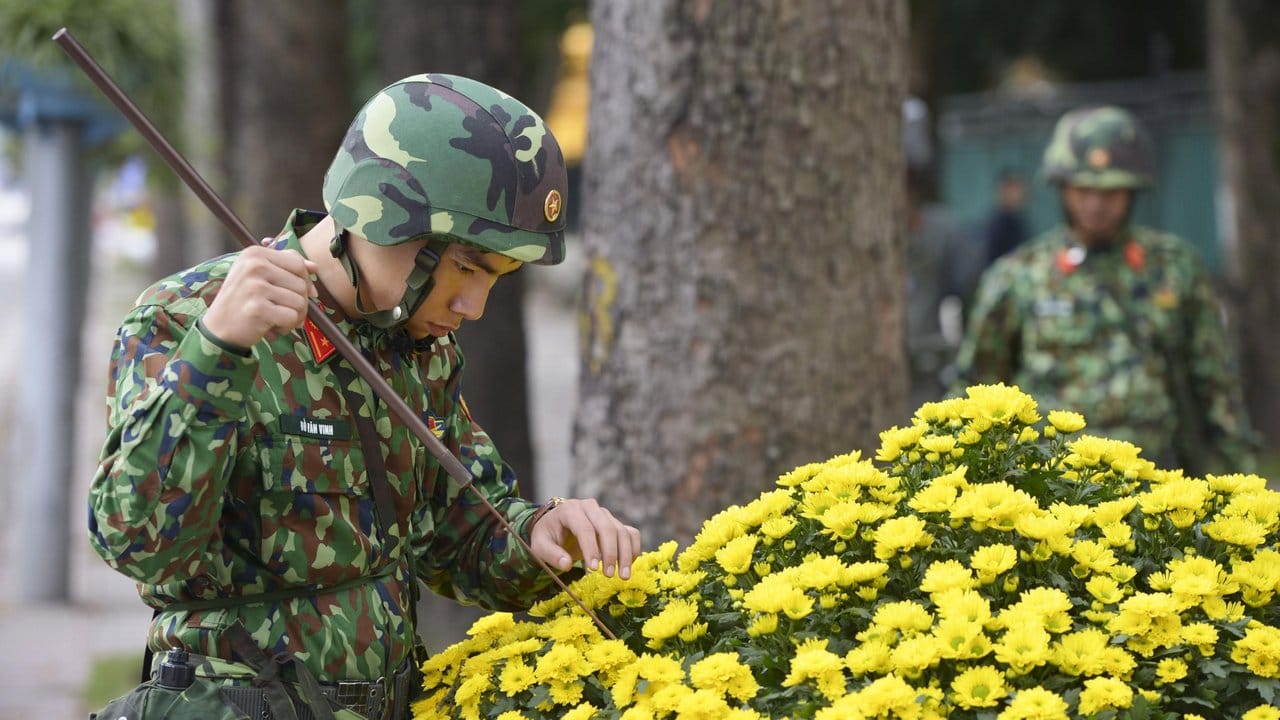 Suche nach Verdächtigem: Ein Soldat inspiziert in Hanoi einen Blumenkübel.