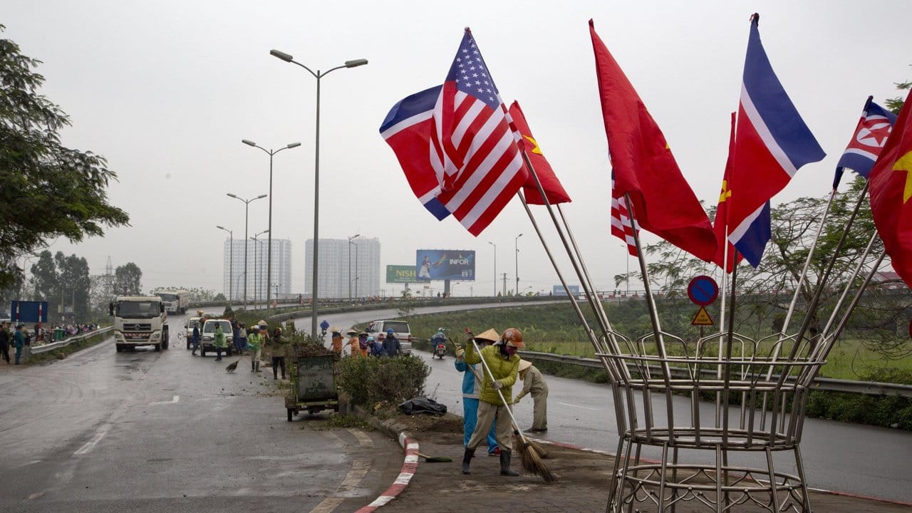 Straßenkehrer bei der Arbeit: Hanoi bereitet sich auf das Gipfeltreffen vor.