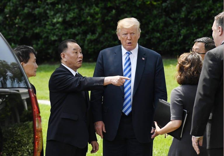 Die rechte Hand: Kim Yong Chol, ein ranghoher Parteifunktionär, gilt als der engste Vertraute des nordkoreanischen Machthabers. Er reiste mit ihm im gepanzerten Zug nach Vietnam. In den diplomatischen Verhandlungen mit den USA ist er der Ansprechpartner von US-Außenminister Mike Pompeo. Es wird erwartet, dass er auch in Hanoi eine entscheidende Rolle spielen wird.