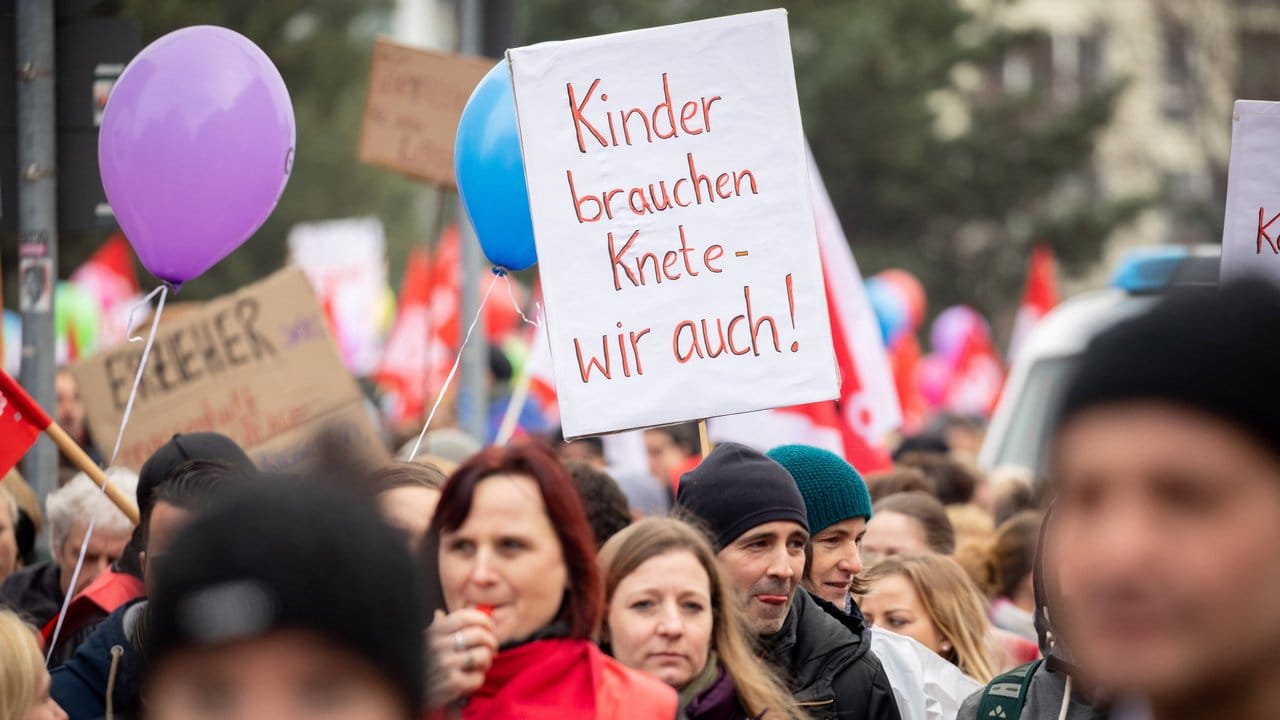 In Berlin haben Erzieher und Lehrer ohne Beamtenstatus die Arbeit niedergelegt.