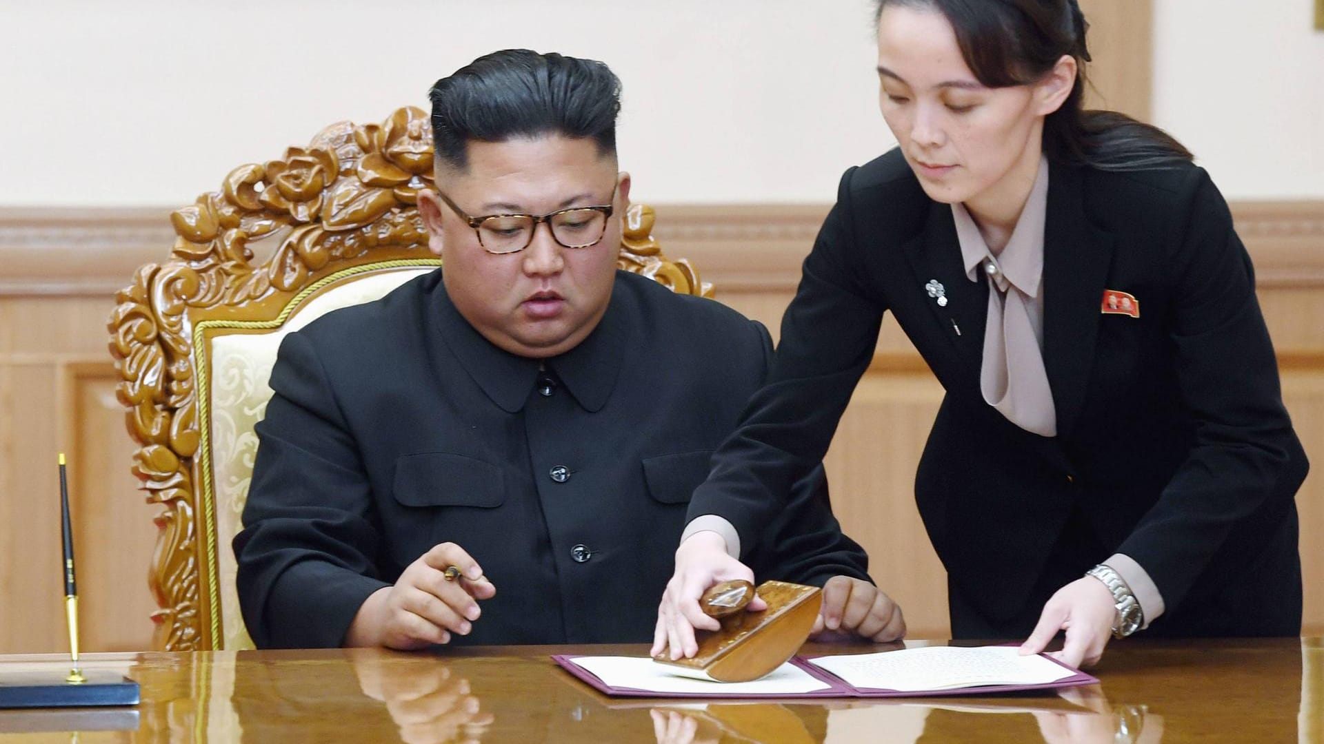 Die Schwester: Kim Yo Jong steht ihrem Bruder zur Seite, seit er die internationale Bühne betreten hat. Sie trägt seinen Mantel, notiert, was er sagt oder reicht ihm den Füller zur Unterschrift. Bekannt wurde die Angehörige der Kim-Dynastie im vergangenen Jahr, als sie die nordkoreanische Führung bei den Olympischen Winterspielen in Südkorea vertrat. Die jüngere Schwester des Machthabers arbeitet im Propagandaministerium und ist stellvertretendes Mitglied im Politbüro.