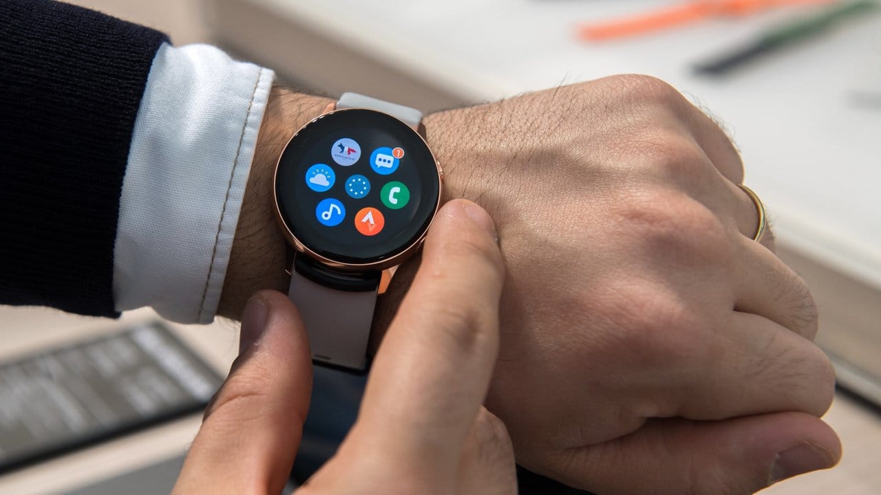 Zwischen Smartwatch und Fitnessuhr: Samsung Smartwatch Galaxy Watch Active ist gegenüber früheren Modellen in Gewicht und Durchmesser reduziert.