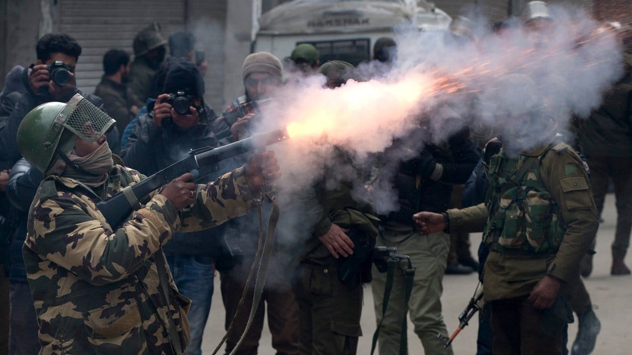 Ein indischer Soldat feuert in Srinagar bei einem Protest gegen Razzien durch den indischen Geheimdienst in Kaschmir eine Tränengasgranate ab. Ein indischer Soldat feuert in Srinagar bei einem Protest gegen Razzien durch den indischen Geheimdienst in Kaschmir eine Tränengasgranate ab.