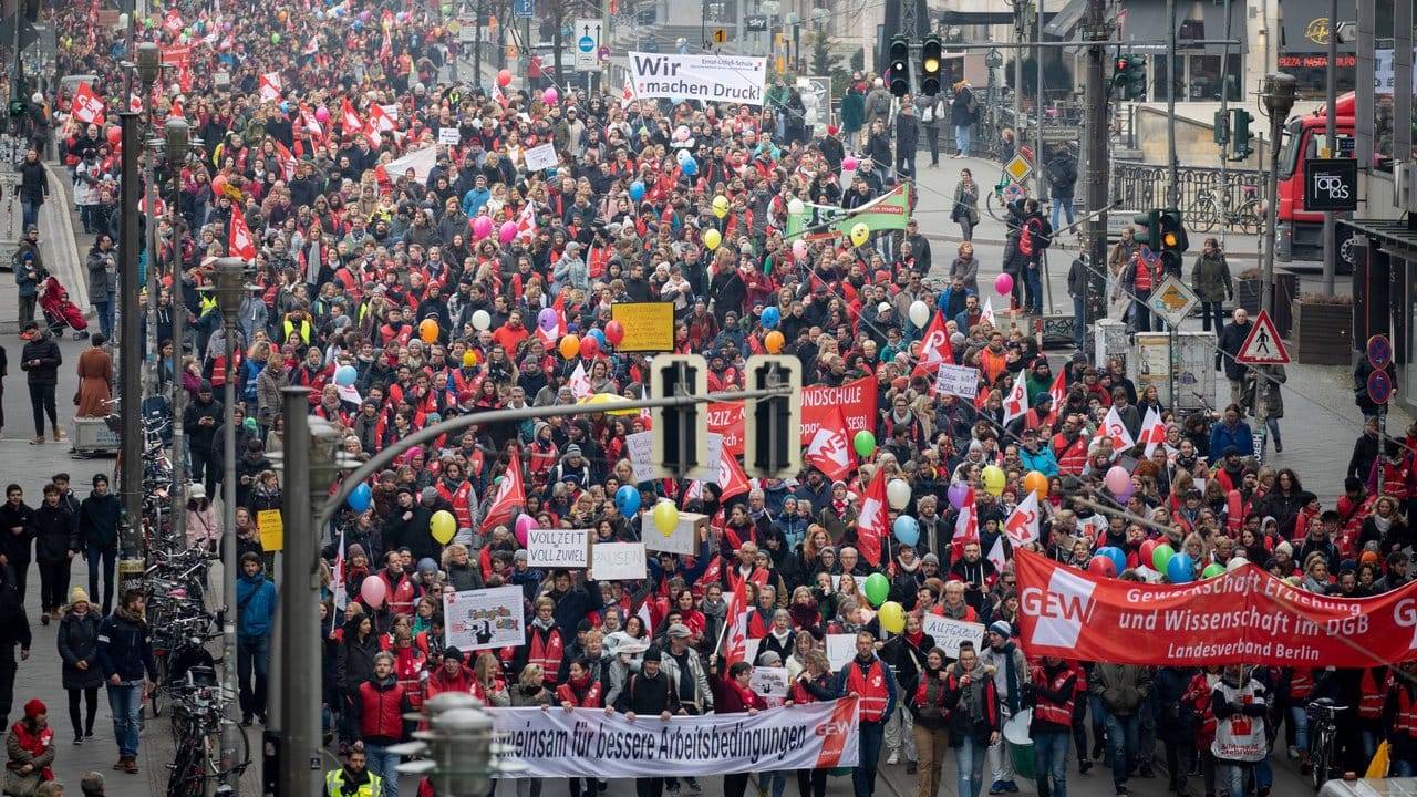 Tausend Lehrer und Erzieher sind in Berlin für mehr Gehalt auf die Straße gegangen.