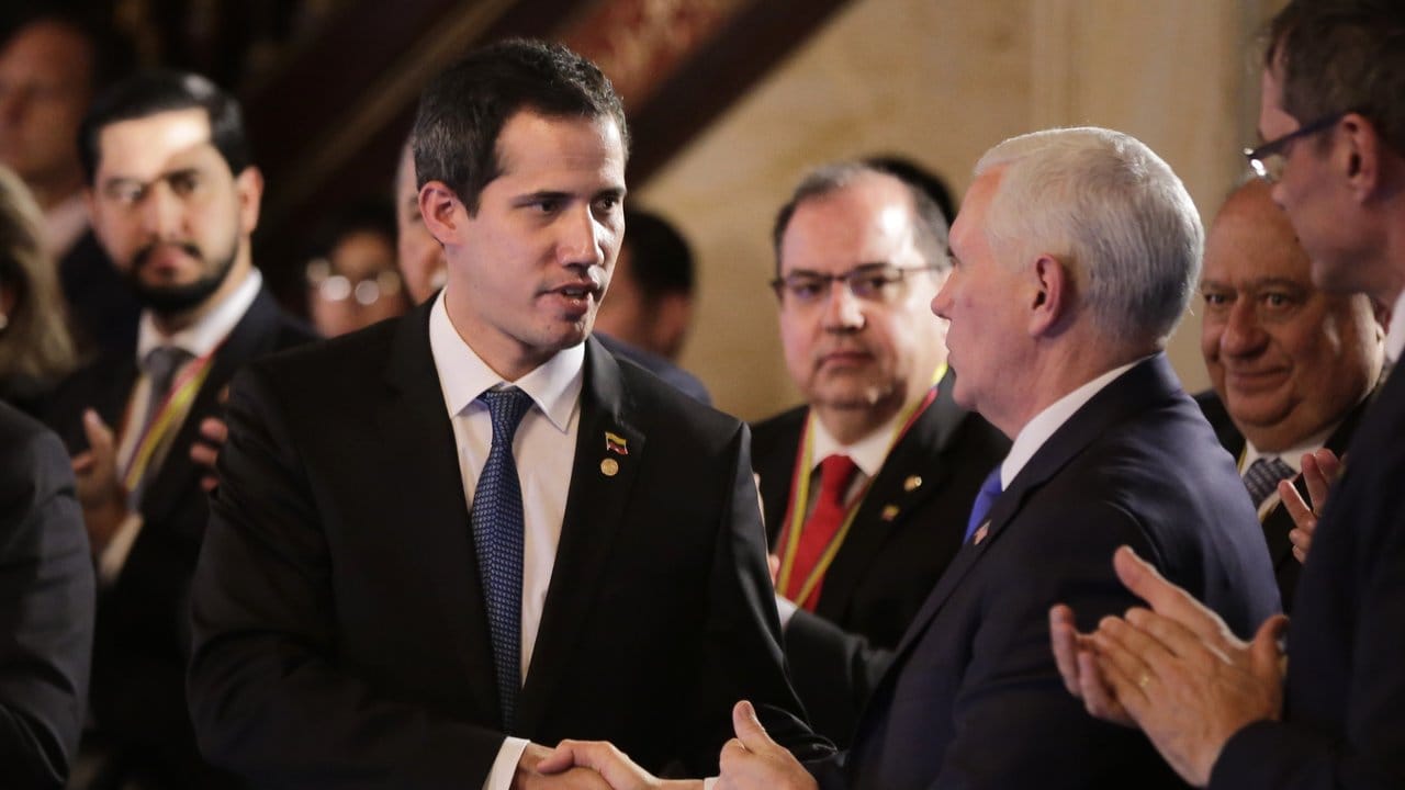 US-Vizepräsident Mike Pence (r) reicht Juan Guaido (l), dem selbst ernannten Interimspräsidenten von Venezuela, in Bogotá die Hand.