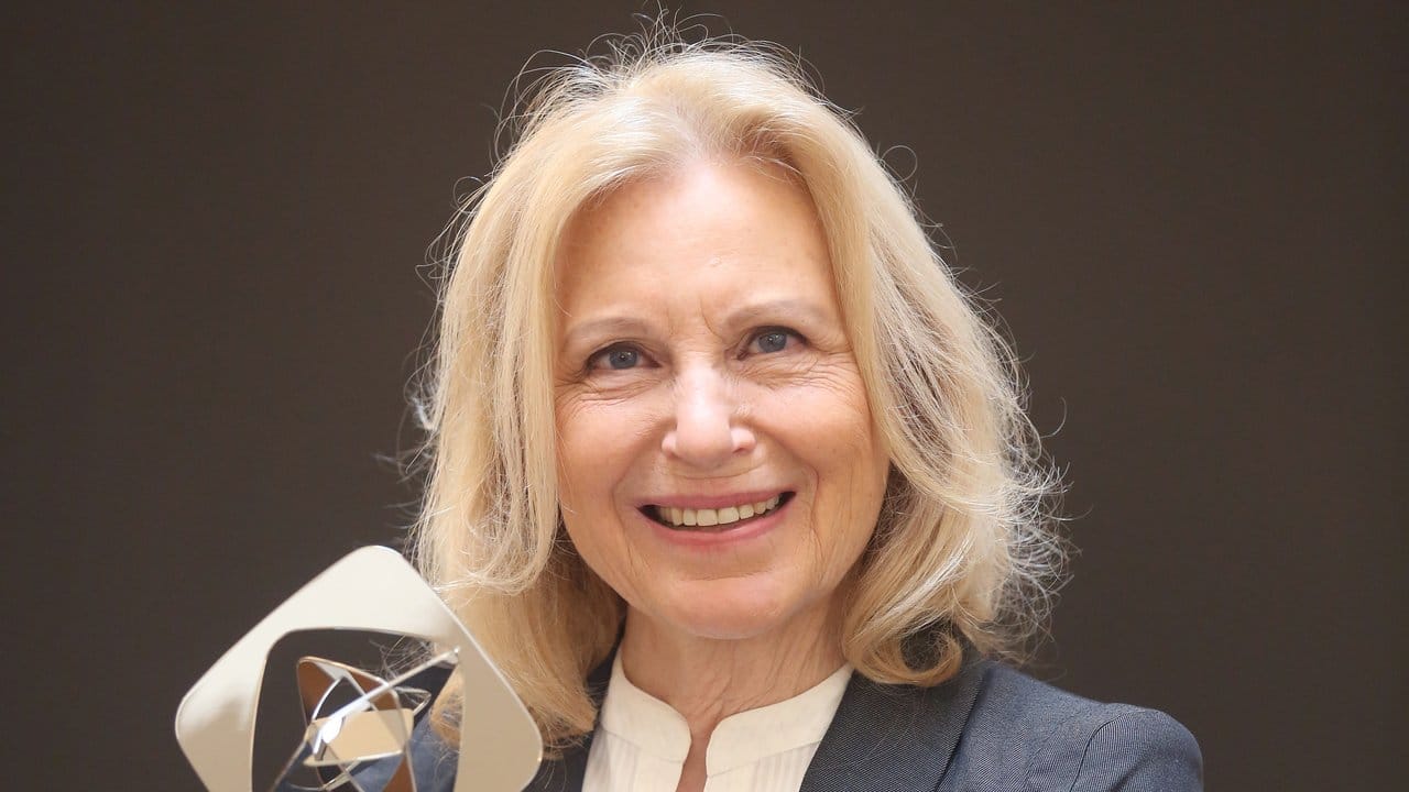 Maren Kroymann wird mit einem Grimme-Preis für "Kroymann" ausgezeichnet. Maren Kroymann wird mit einem Grimme-Preis für "Kroymann" ausgezeichnet.