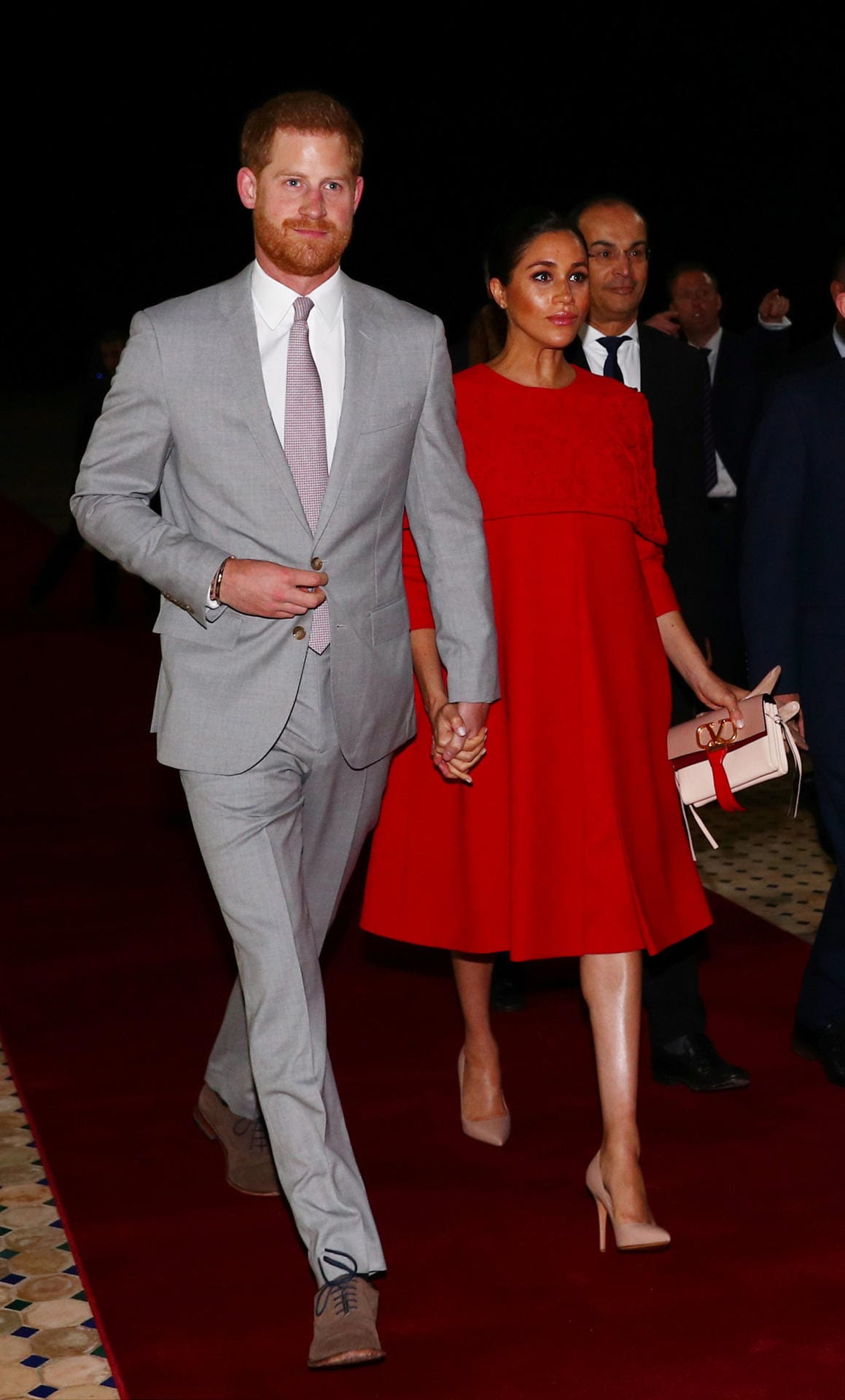 Am Abend des 23. Februar landeten Harry und Meghan etwas verspätet in Casablanca. Die Herzogin trug ein knallig rotes Kleid von Valentino.