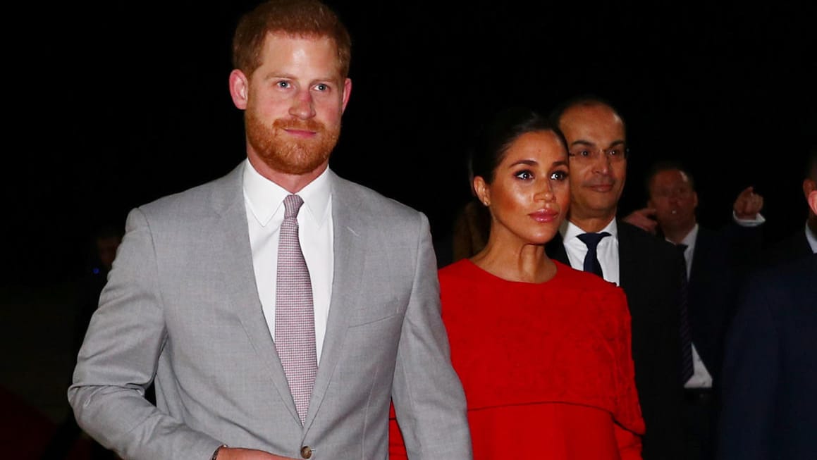 Am Abend des 23. Februar landeten Harry und Meghan etwas verspätet in Casablanca. Die Herzogin trug ein knallig rotes Kleid von Valentino.