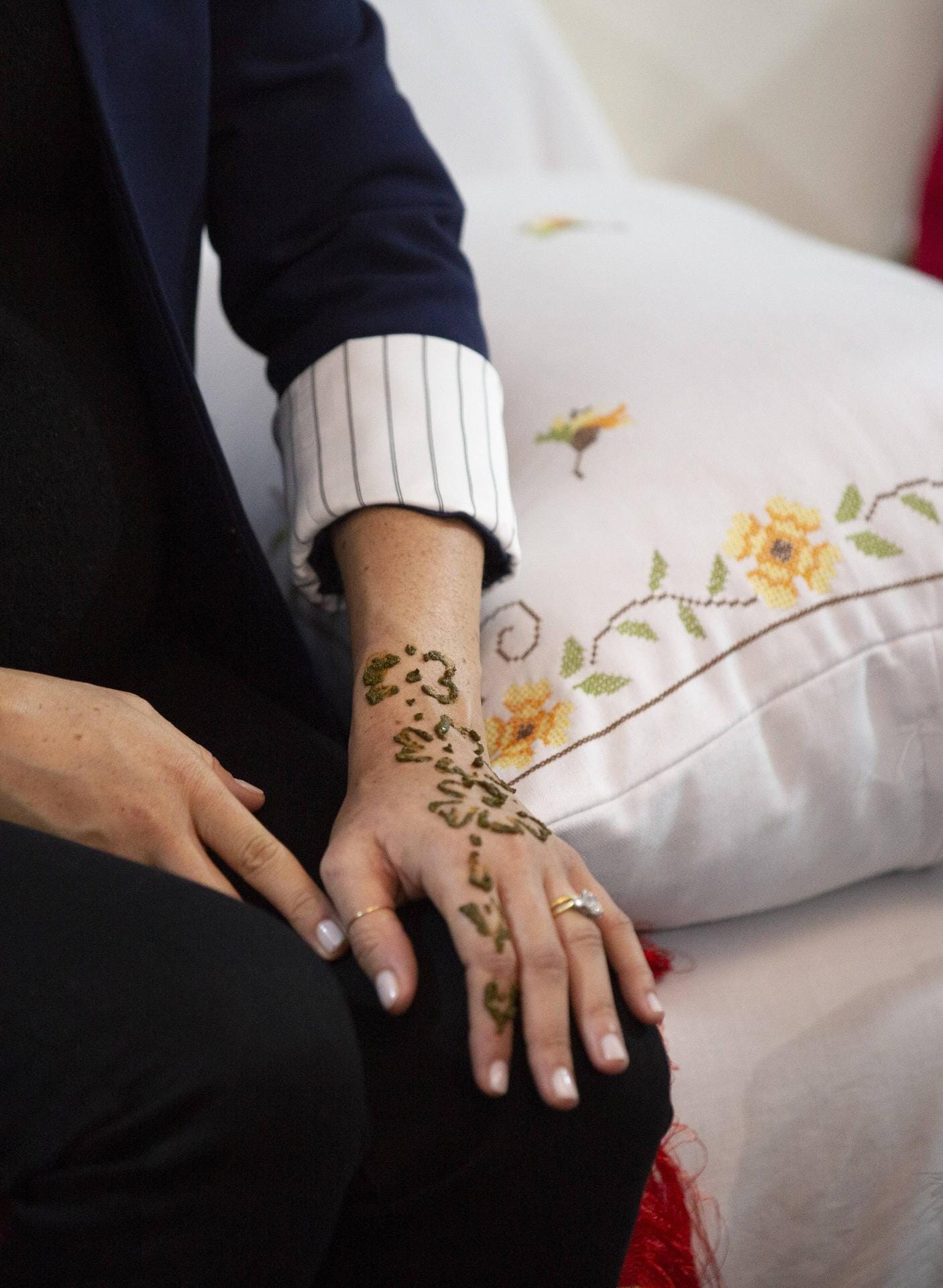Meghan bekam dort ein Henna-Tattoo in Form von drei Blumen auf die Hand gemalt – eine marokkanische Tradition, um die Schwangerschaft der Herzogin zu feiern.