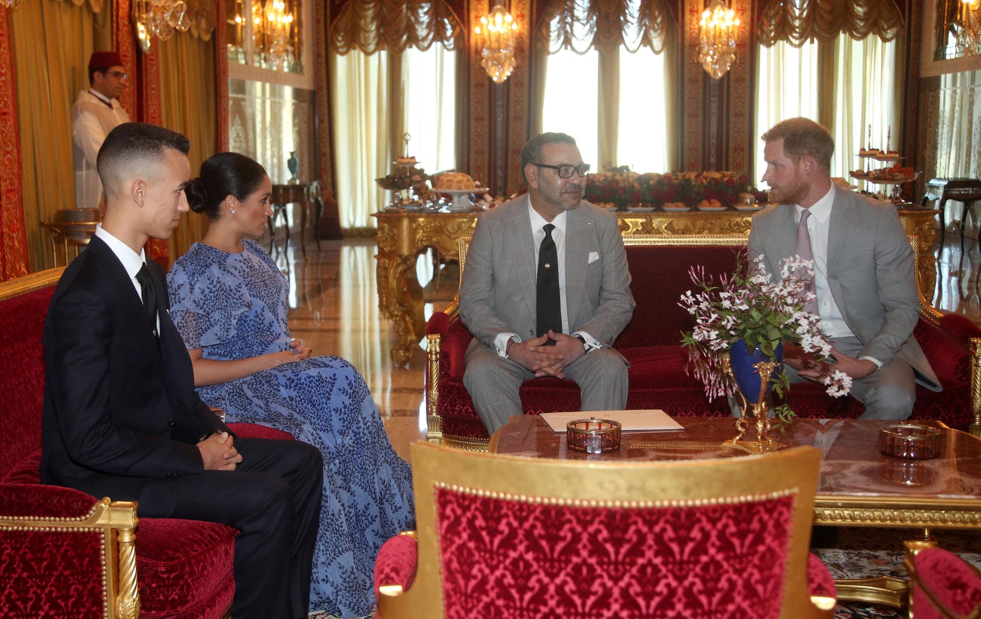 Meghan und Harry trafen Marokkos Mohammed VI. und seinen Sohn, den Prinzen Moulay Hassan.