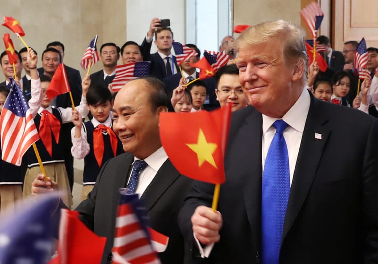 Anschließend präsentierten sich der US-Präsident mit Vietnam- und der Vietnam-Präsident mit USA-Fähnchen.