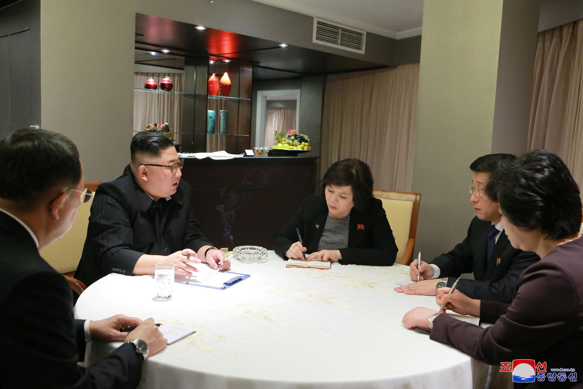 Kim Jong Un bei der Arbeit: Die von der staatlichen nordkoreanischen Nachrichtenagentur KCNA soll Kim bei einem Briefing in seinem Hotel in Hanoi zeigen.