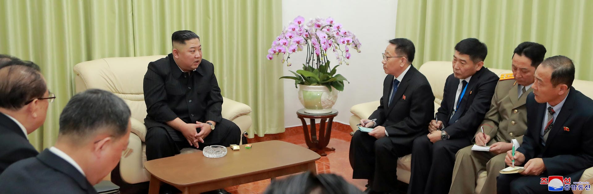 Kim besuchte am Dienstag außerdem die Nordkoreanische Botschaft in Hanoi.Jong Un visits the North Korean Embassy in Hanoi. Auch dieses Bild hat die staatliche Nachrichtenagentur KCNA verbreitet.